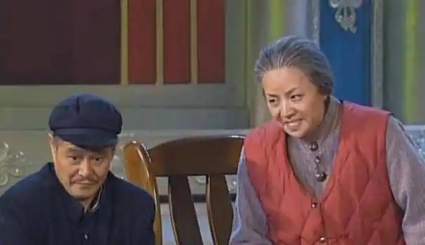 62岁宋丹丹近况曝光,发量稀疏白发可见,苍白的唇色尽显憔悴_生活_变化