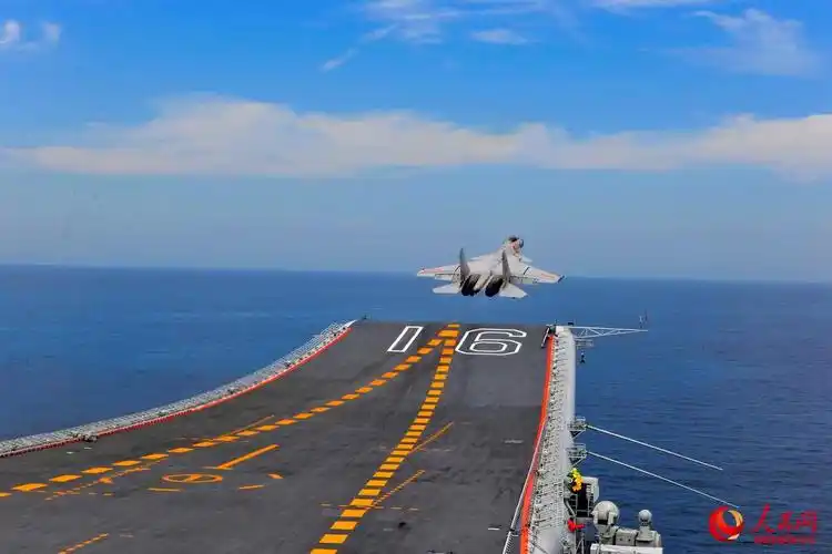 歼-15舰载战斗机在辽宁舰滑跃起飞.张凯 摄影