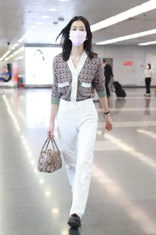 真佩服刘雯穿针织开衫的眼光叠穿三层挺温暖配破洞裤看着就凉