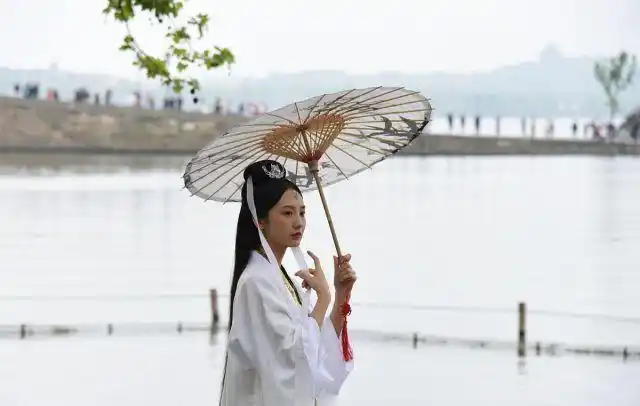 高颜值"白娘子"扎堆西湖景区,你觉得哪一个最好看