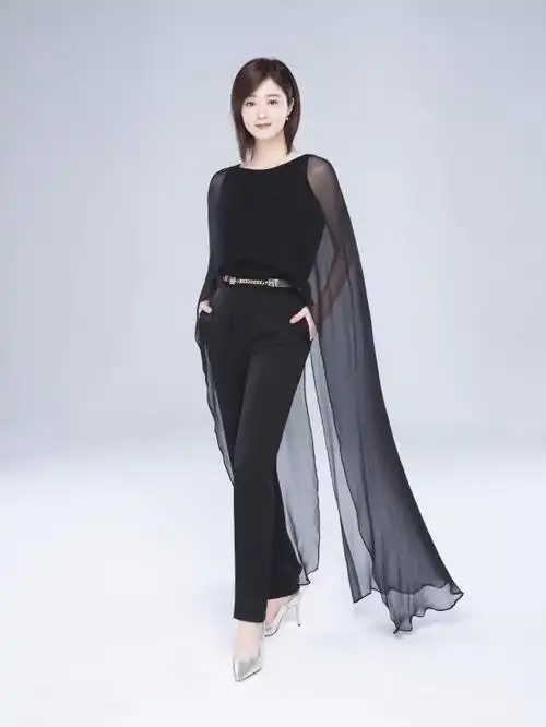 蒋欣微胖但很耐看衬衣配牛仔裤长发披肩很有味道