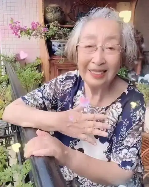 赵珈琪为母亲提前祝寿,88岁彭玉精神矍铄,67岁二婚嫁亲姐夫|赵玲琪