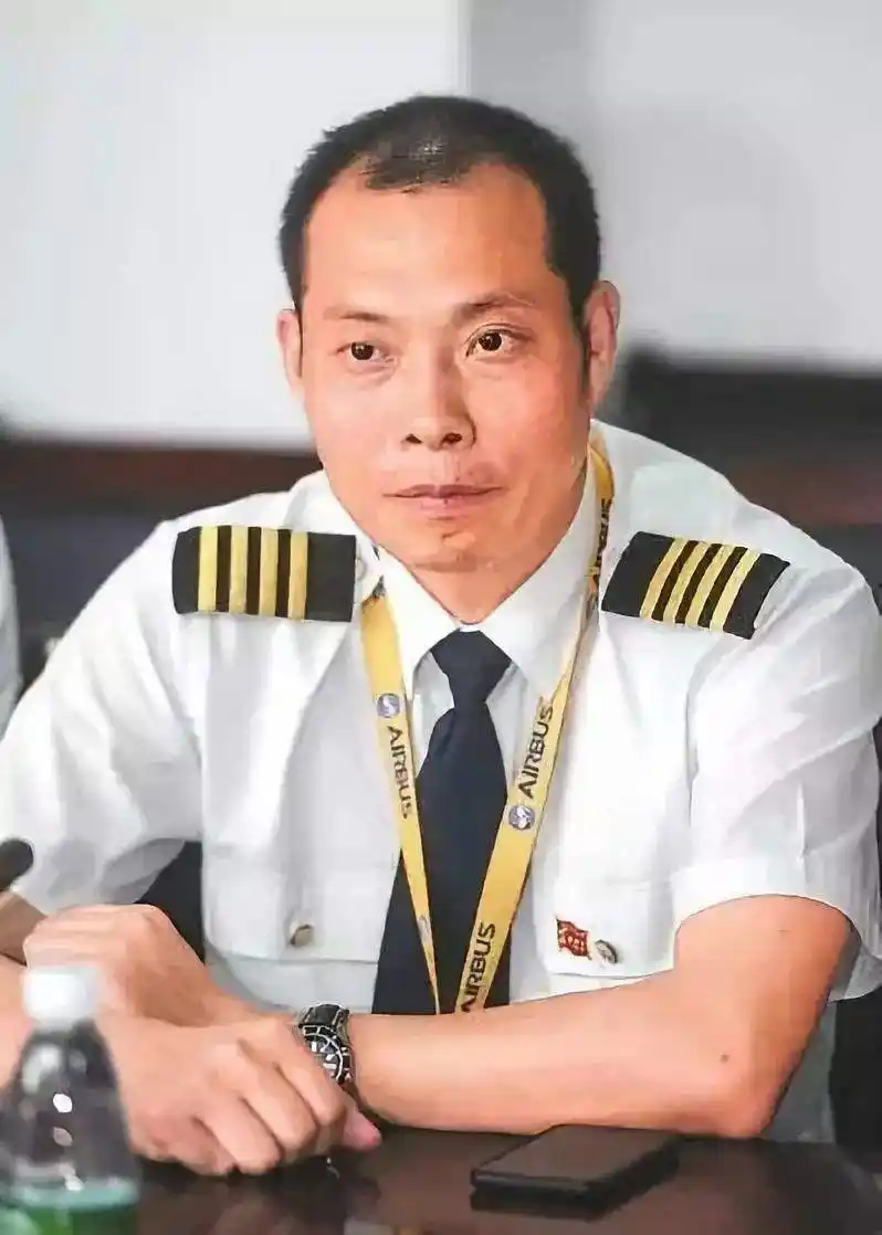 《中国机长》原型人物 刘传建