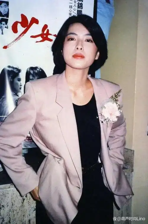 张学友"藏"20年的老婆,原来是我们熟悉的她,身材俱佳穿搭超前