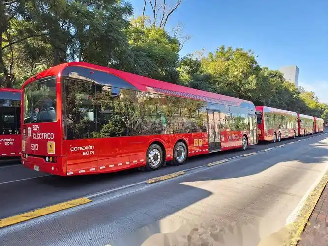 近日,比亚迪向墨西哥城交通政府部门交付了首批20台电动大巴并投入