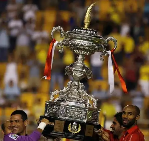 塞维利亚捧起超大奖杯 球裤印中文博彩广告(图)