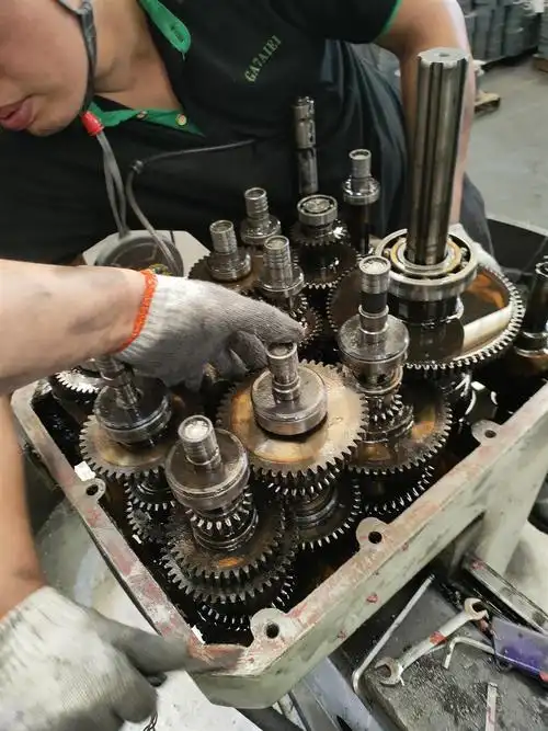 摇臂钻床维修,摇臂钻床的主要运动为主轴的旋转运动,进给运动为主轴的