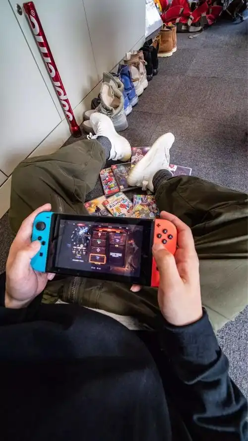 抱着球鞋打游戏!让男生欲罢不能的东西!