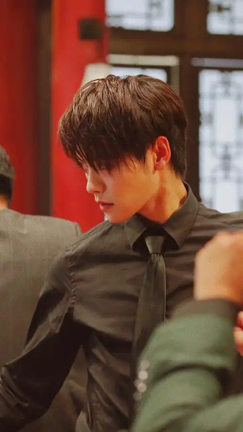 电视剧终极笔记超话新月饭店黑西装瓶-95自截去水印版 头像/壁纸