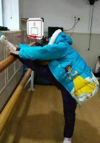 压腿是热身拉筋,是畅快运动的推进器,也是避免受伤的防护罩.