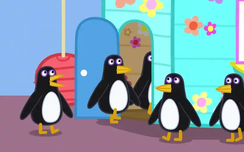 小猪佩奇:动物园的动物逃跑了,原来是调皮的企鹅在乱跑啊