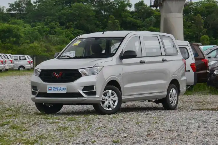 2021款 五菱宏光s 1.5l 手动 基本型封窗车外观