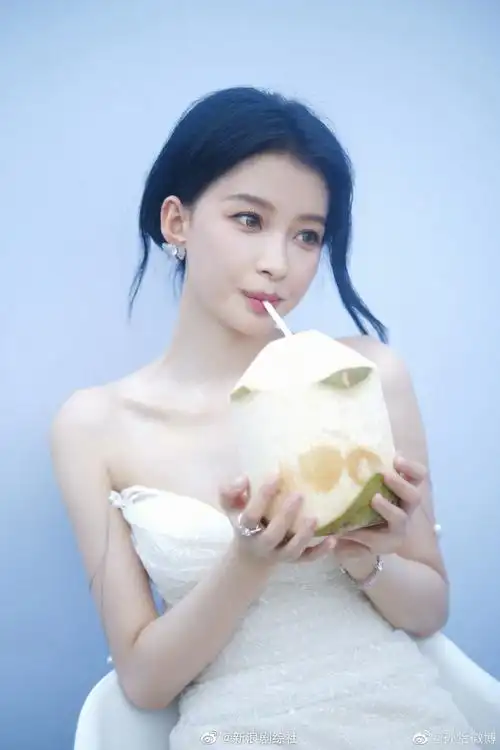 孙怡最新随拍照来啦,美女抹胸白裙好好看……__财经头条