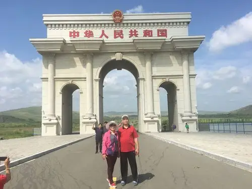 站在中蒙边界国门前倍感庄严自豪!