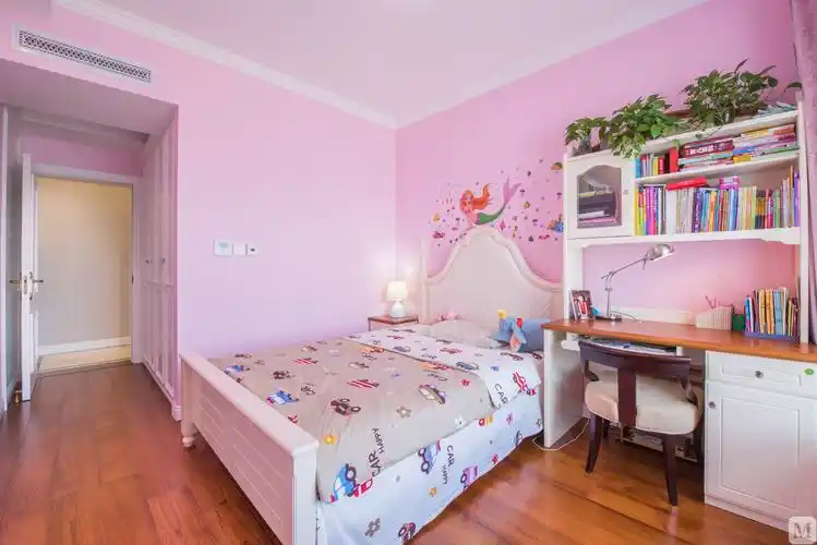 公主房(女儿房),选用粉色乳胶漆,搭配同色系的窗帘和吊灯,暖暖的甜美