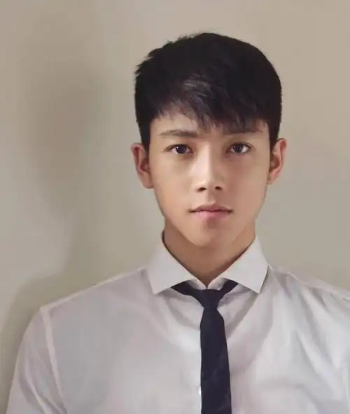 5款适合在夏季剪的男生发型简单而又酷帅