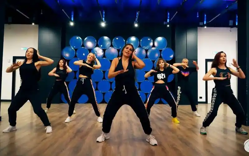 欧美女神教练的燃脂瘦身有氧舞蹈课,看完真香了!_哔哩哔哩_bilibili