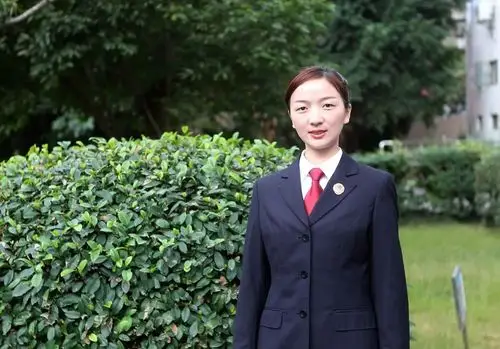 不是法律专业毕业的她,看到别人身着检察制服,佩戴检徽,神圣而庄严