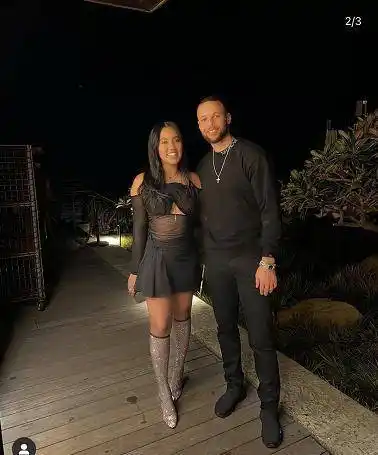 超甜库里深夜晒阿耶莎喝香槟照深情表白妻子又是不眠之夜