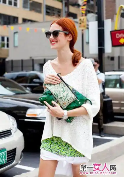 上衣加上贴身的包臀短裙的对比又能使下身看起来更显瘦,搭配效果出众