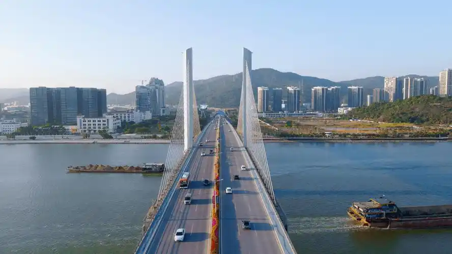 作为珠海第一座独塔双索面斜拉桥的横琴大桥,东北起于珠海洪湾岸与