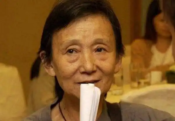 琼瑶的御用导演,为了爱情与原配过了45年,晚年才等到离婚