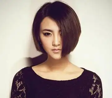 偏分之后的头发发尾有些细碎感,发型从上向下梳成柔顺的短发款式,沙宣