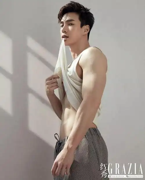 许凯模特时期泳裤照被曝,没有对比就没有伤害