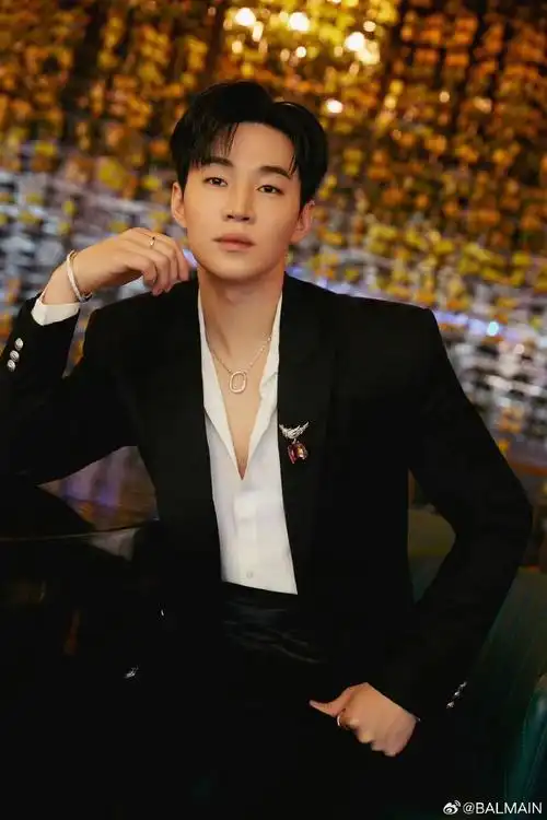 刘宪华henry-lau身着#balmain2024早春系列#黑色羊毛西装外套出镜.