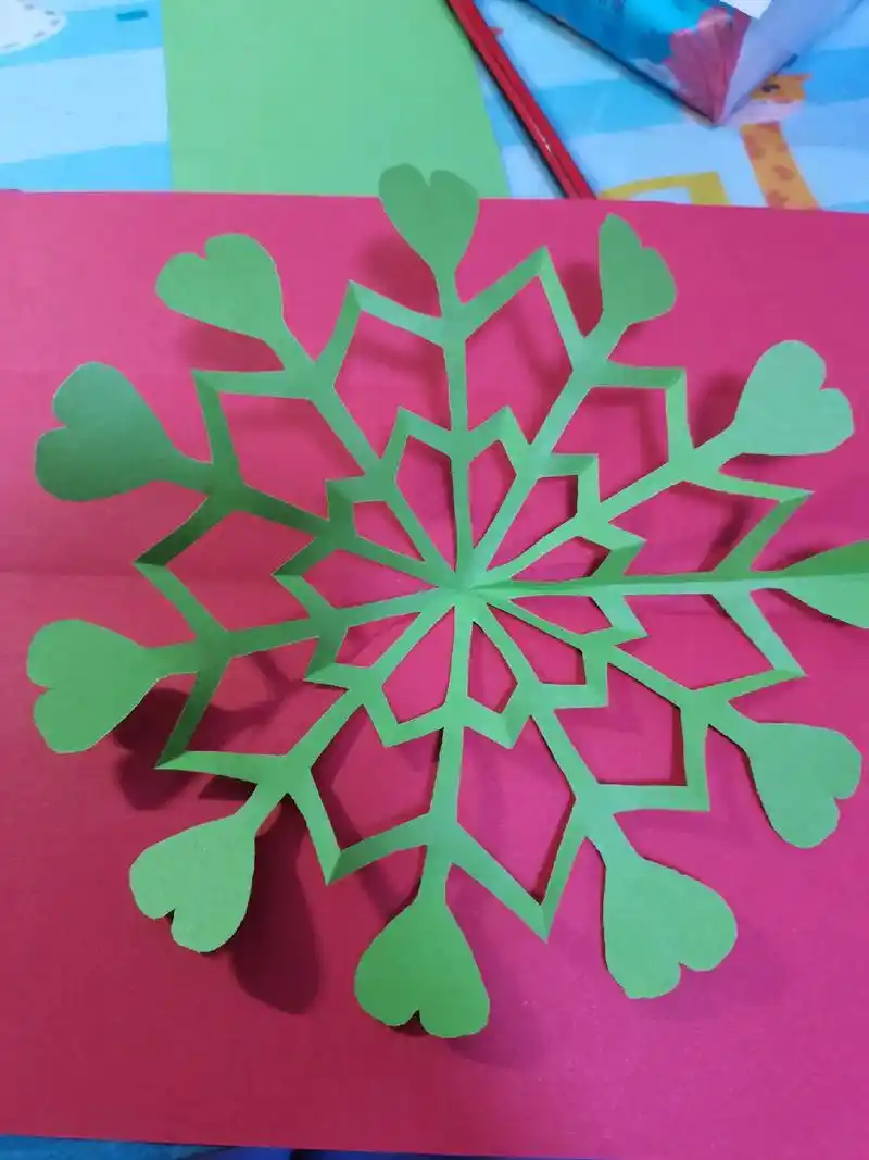 剪纸艺术 #剪窗花 #有趣的儿童手工作品 红色的彩纸不够了 - 抖音