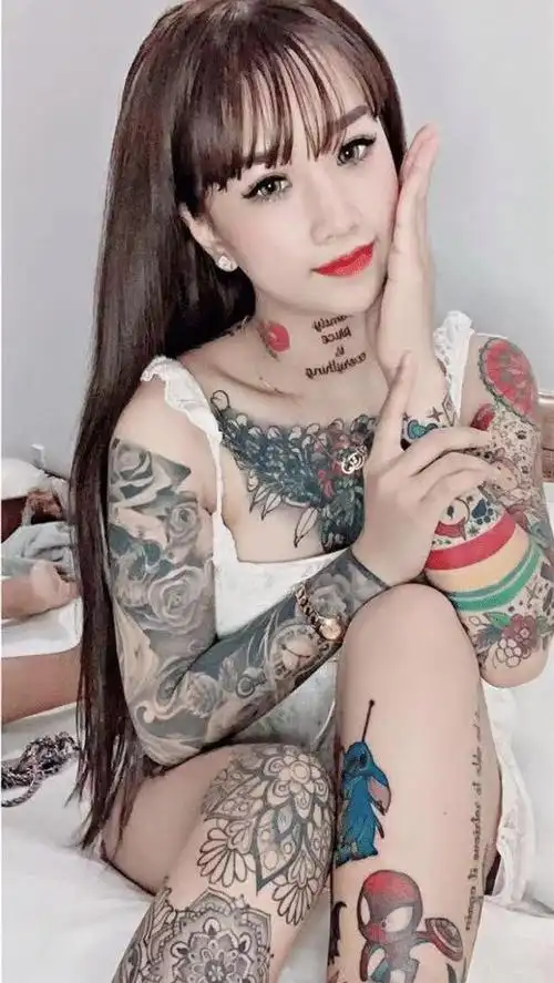 19岁女孩痴迷纹身,全身上下都是纹身图案:不会因别人改变_网易订阅