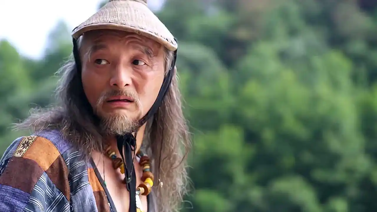 民间故事老汉走夜路路过坟场发现有女子哭泣回家一病不起