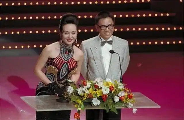 "一代歌姬"崔苔菁近照,模样变化大但富态十足,曾闪嫁富二代