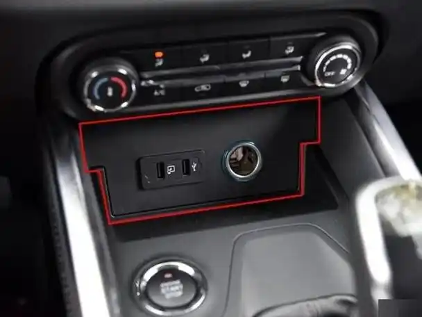 大众迈腾点烟器怎么取出来?