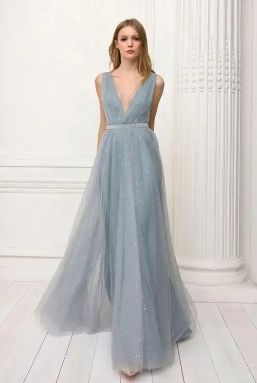 古典风的你可以入一款古典刺绣的礼服长裙,精致的刺绣,隐隐约约的薄纱