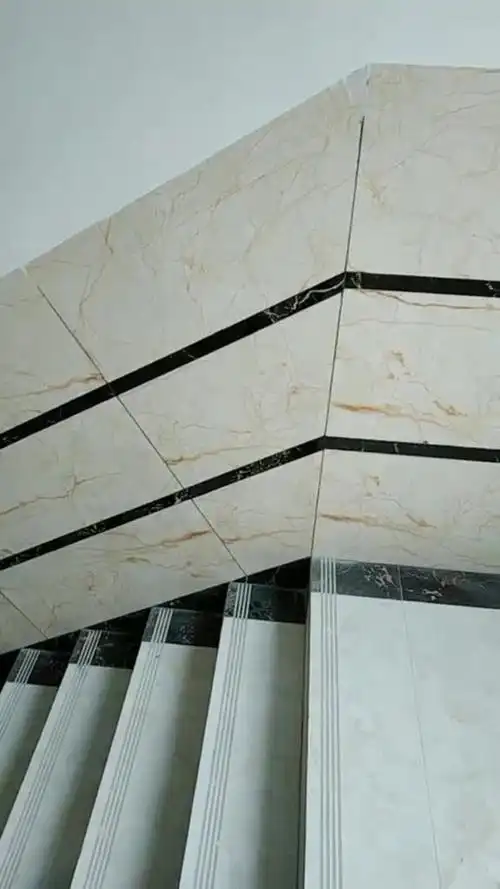 楼梯墙壁瓷砖这样挺贴好看.这种瓷砖叫富贵金龙.