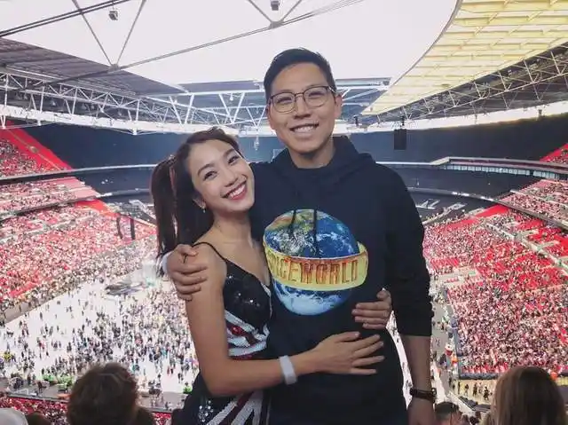 据了解,姜丽文的老公pakho是一名工程师,虽然在颜值上赶不上郑俊弘,但