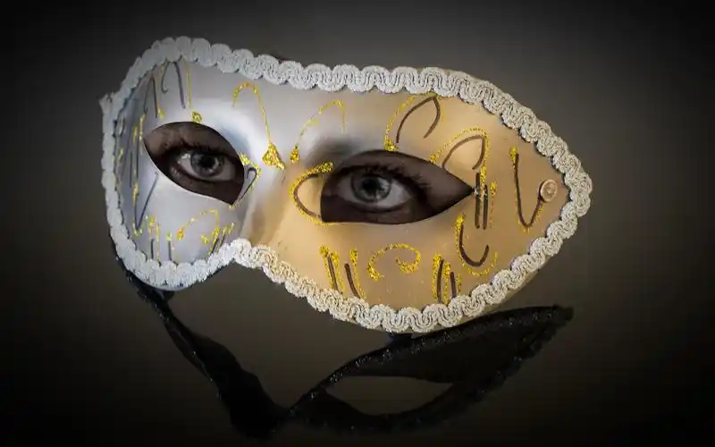 戴着面具的女人