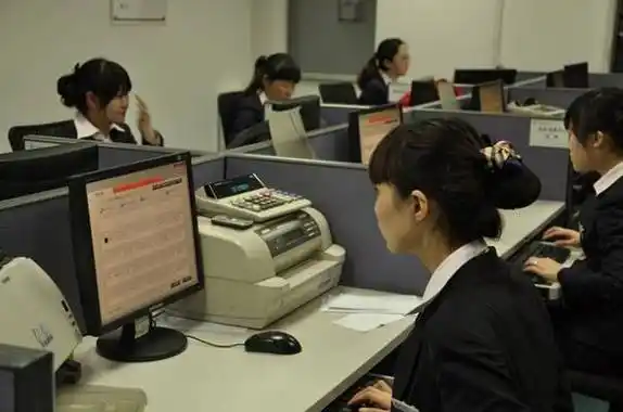 2010年之前,各地为了发展经济,纷纷出台文件鼓励机关事业单位工作人员