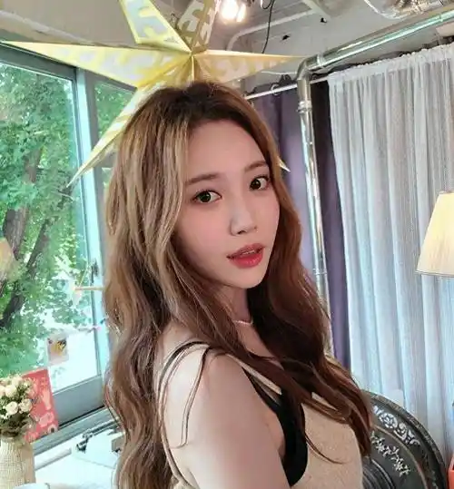 「s型丰满身材」,30岁韩国女星金亚荣yura,迷人女团c位_尤拉_魅力