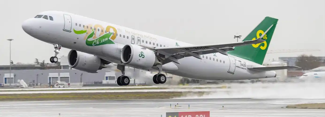 法国当地时间19时10分,一架绘有"100架纪念涂装"的春秋航空飞机,从