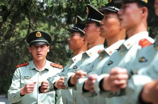 "共和国第一升旗手"退役 婉拒企业50万年薪_点击排名_经贸_中国台湾网