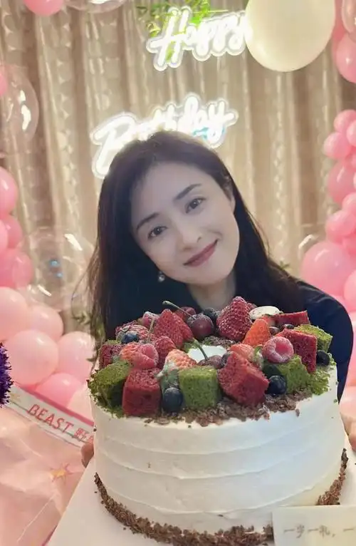 最近,中国著名演员蒋欣庆祝了她40岁生日,但是她在庆生照片中的身材