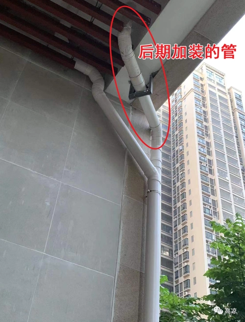 ▼开发商曾给二楼反水住户翻工加管施工现场出现这情况的住户多次向