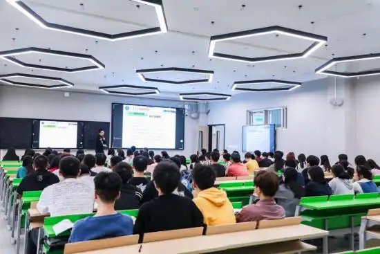 图为学生在智慧教室里上课