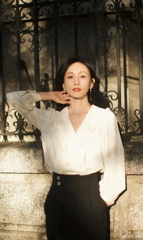 hi~来了丁子玲超话#ootd##街拍#秋风沉醉的光95 in coco kim91 in