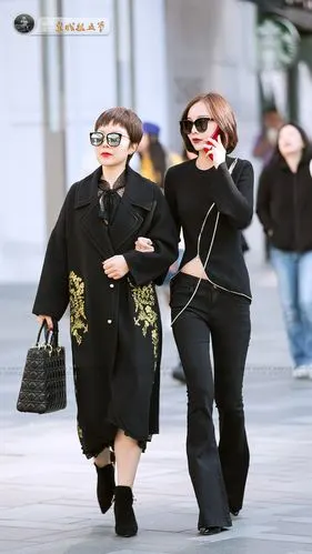 非主流时尚街拍:三里屯街头最会穿搭的美女 街头上的时装秀