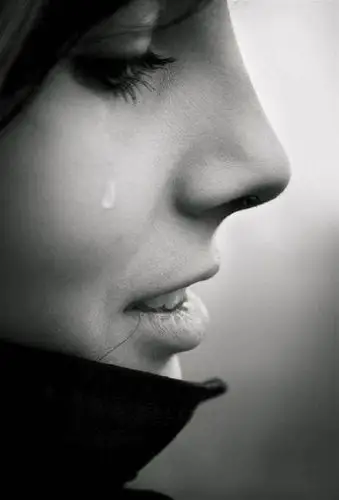 女孩心酸流泪的图片 再坚强的姑娘也会流泪_伤感图片_窝窝qq网