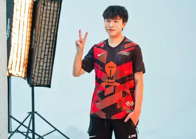 对小鹏来说,现在加盟tes是一次难得的机会,之前他一直没有机会加盟