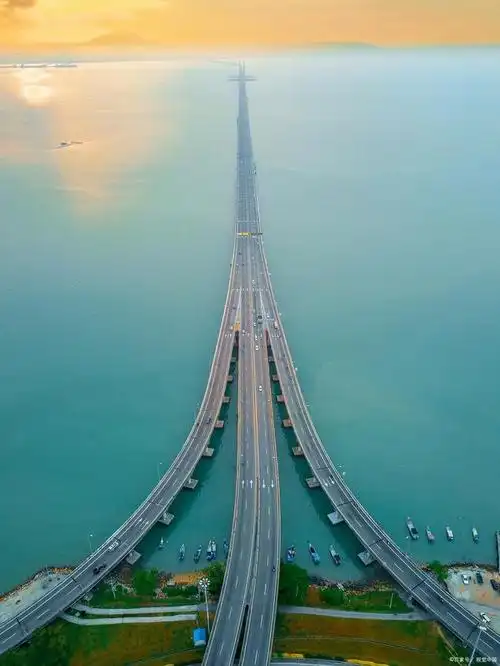 杭州湾跨海大桥是一座连接嘉兴市与宁波市的桥梁,位于中国浙江省境内